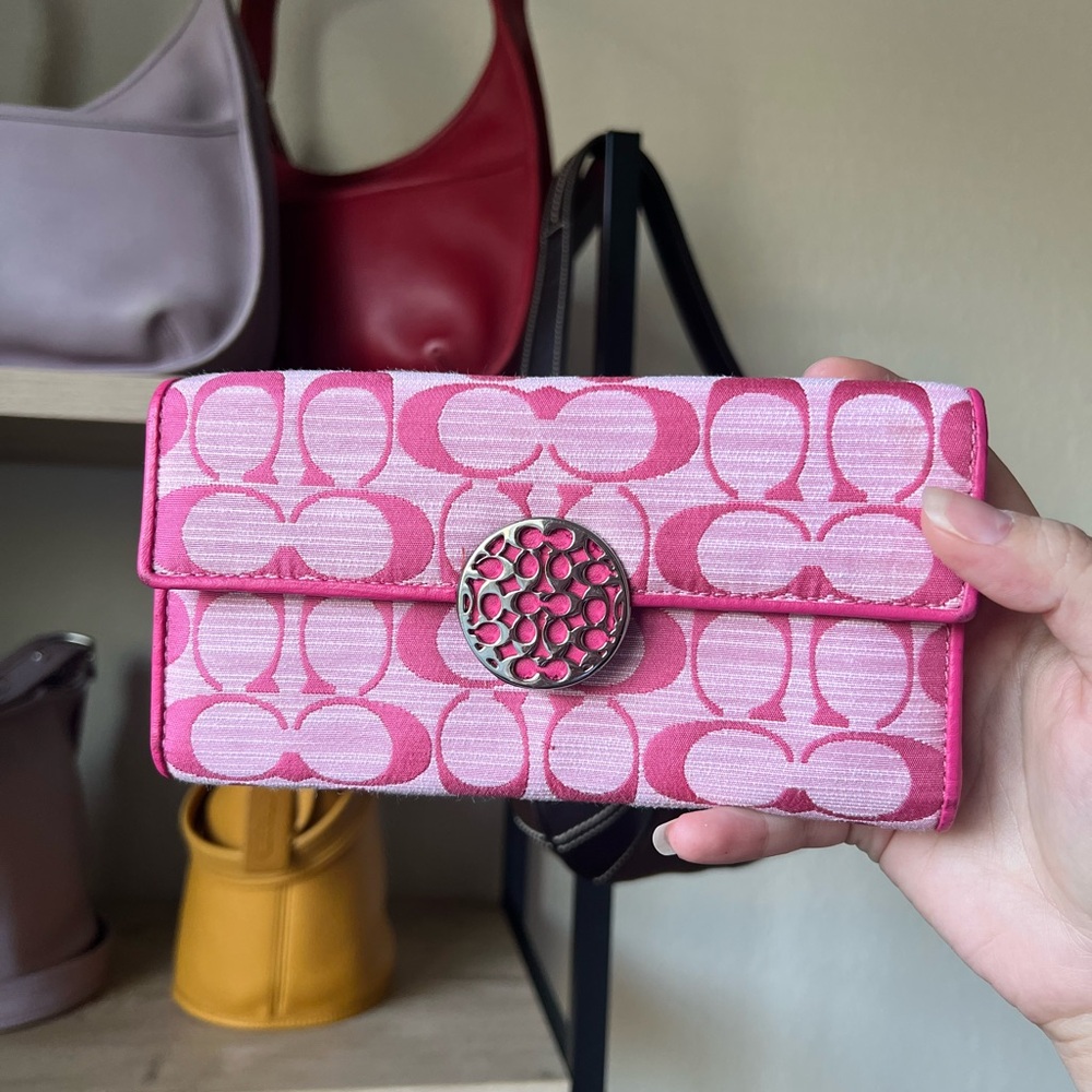 SOLD Y2K Coach Pink Trifold Wallet 🩷